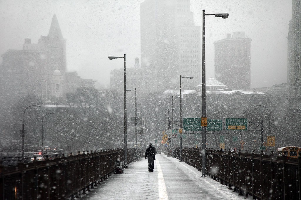 Снегопад и пешеход, Нью-Йорк. Автор Кристоф Жакро