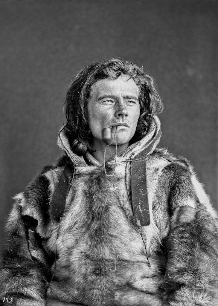 Йозеф Хенриксен Бульо в традиционной саамской меховой куртке. Автор Софус Тромгольт 