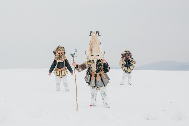 «Кукеры» – исполнители древнего языческого обряда в фотопроекте Арона Кляйна