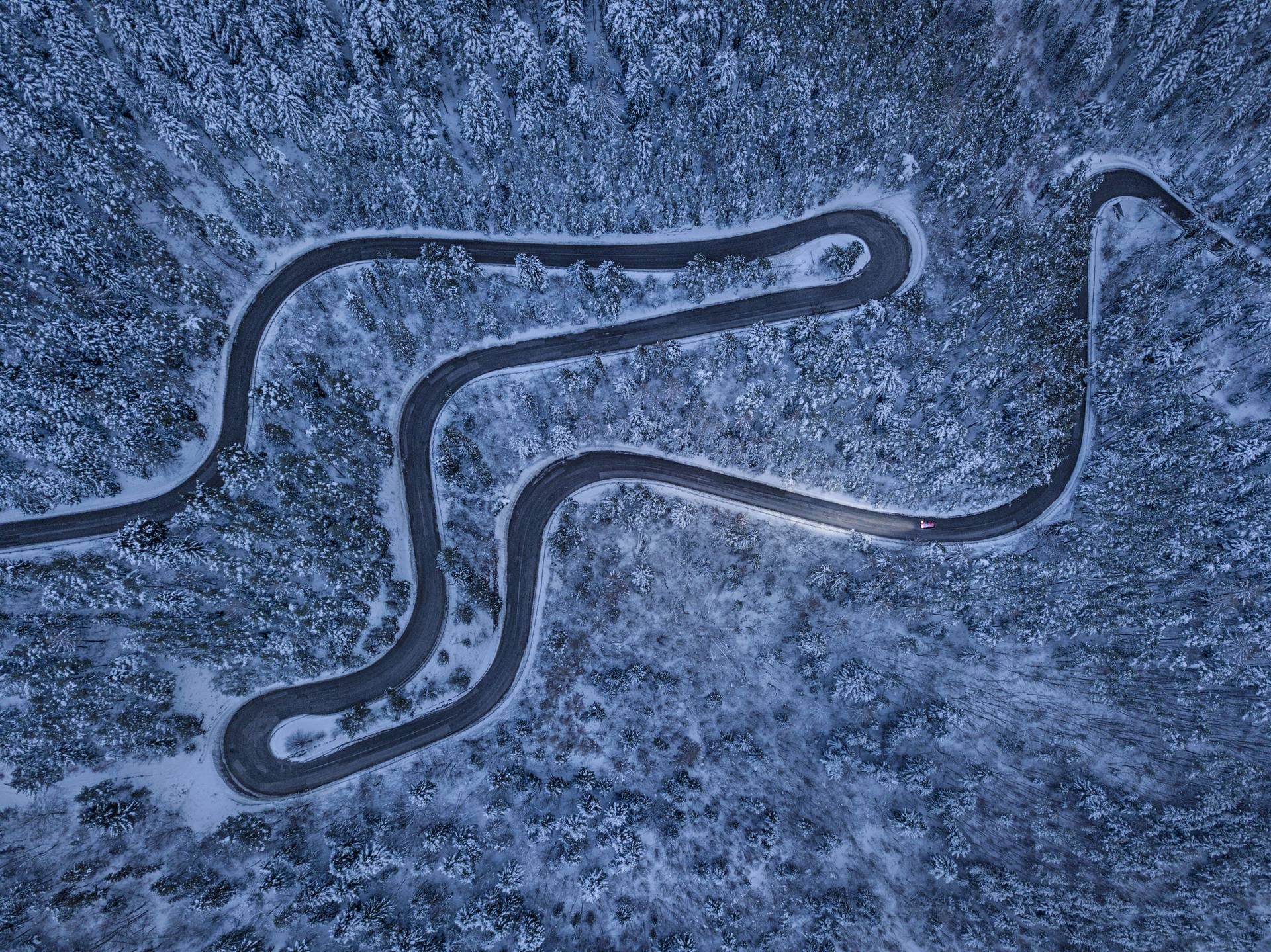 Аэрофотография извилистой дороги в зимнем лесу Словакии. Автор Петер Свобода