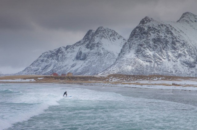 Сёрфер в океанских водах Северной Норвегии после снегопада. Автор Петер Свобода