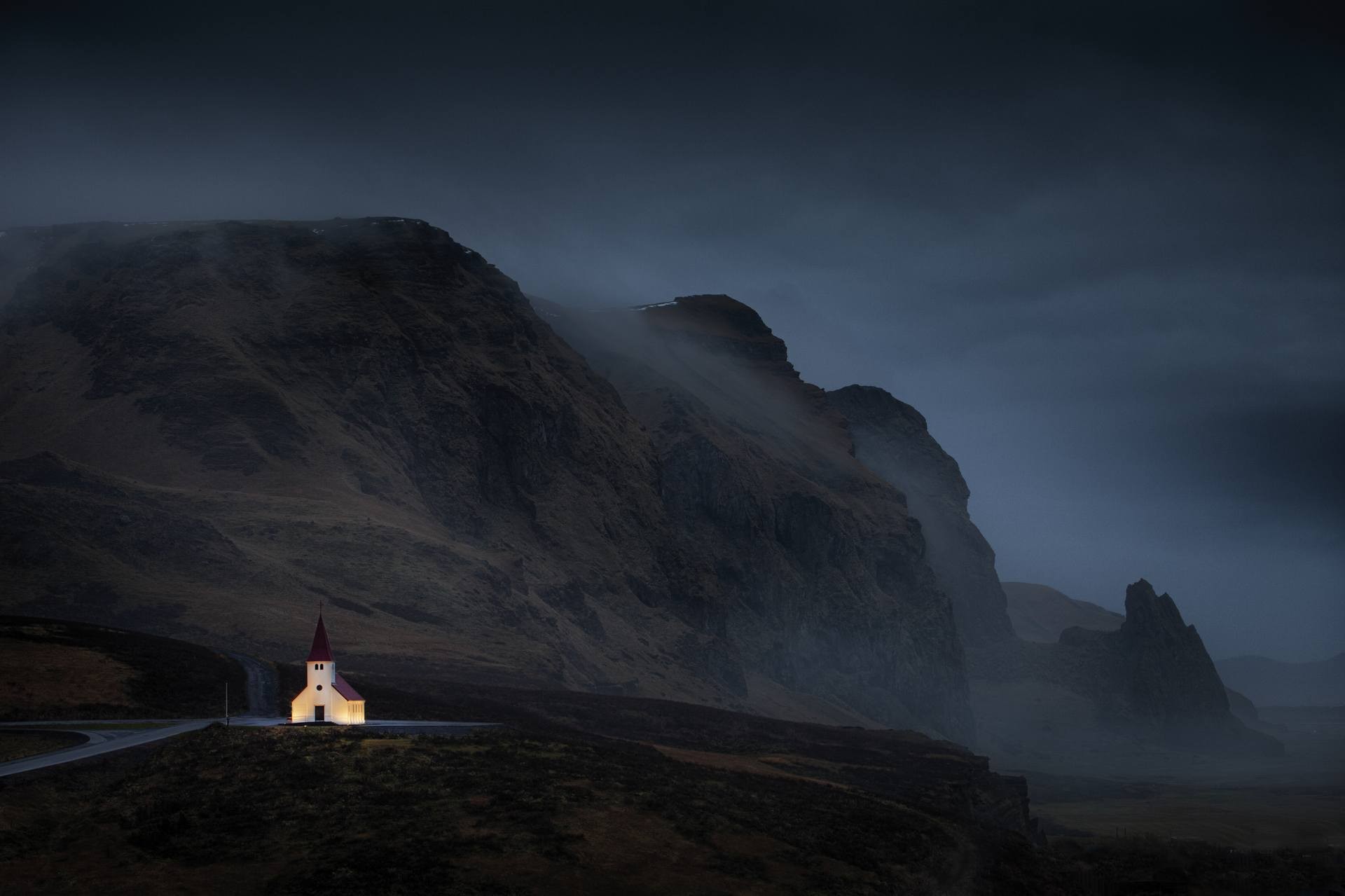 Церковь на юге Исландии в дождливые сумерки. Автор Петер Свобода