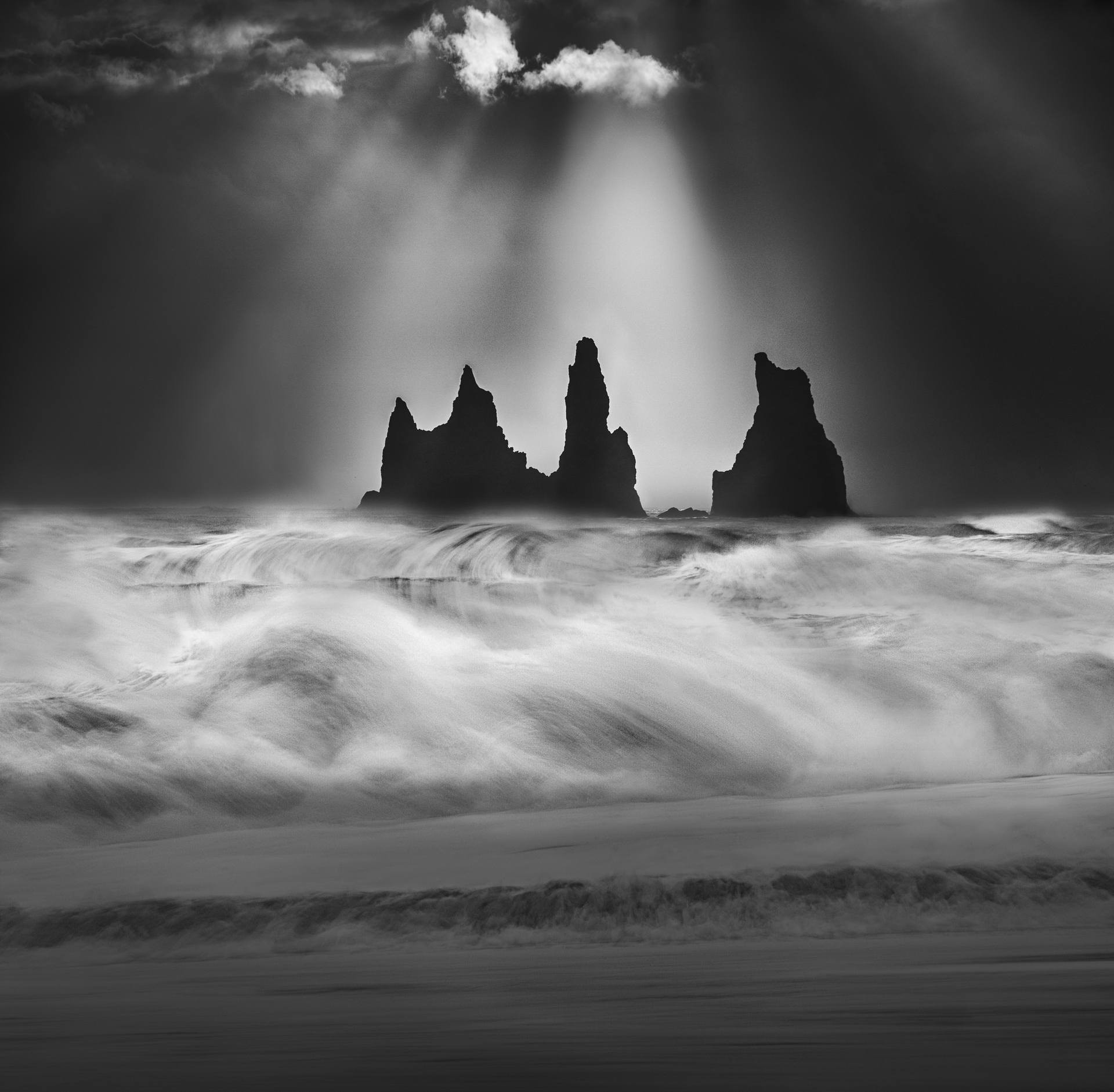 Базальтовые кекуры Рейнисдрангар и сердящийся Атлантический океан, Исландия. Автор Петер Свобода