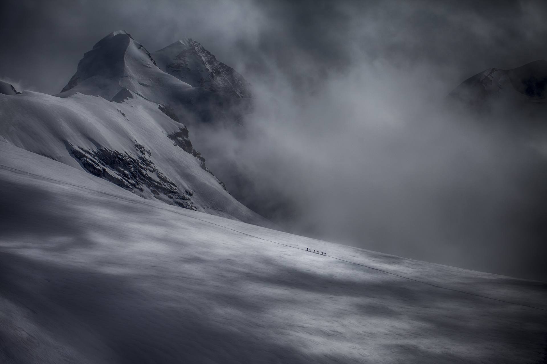Группа альпинистов в Швейцарских Альпах. Автор Петер Свобода