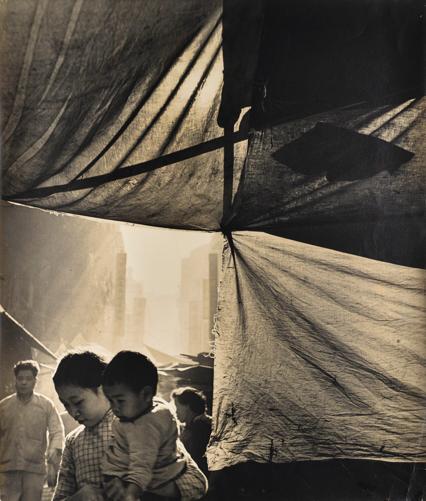 Молодая мать, Гонконг, 1960. Автор Фан Хо