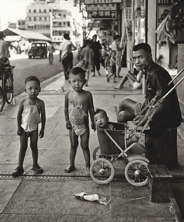 В ожидании мамы, Гонконг, 1950-60-е. Автор Фан Хо