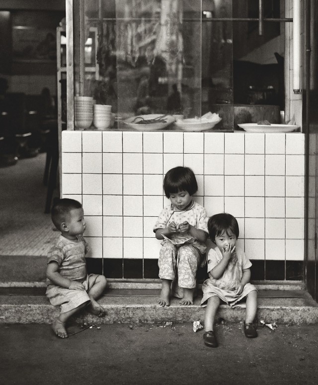 В ожидании мамы, Гонконг, 1960-е. Автор Фан Хо