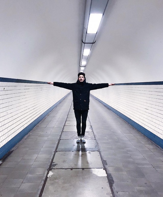 Удлинённый человек. Туннель Святой Анны под рекой Шельдой в Антверпене. Автор Тиаго Силва