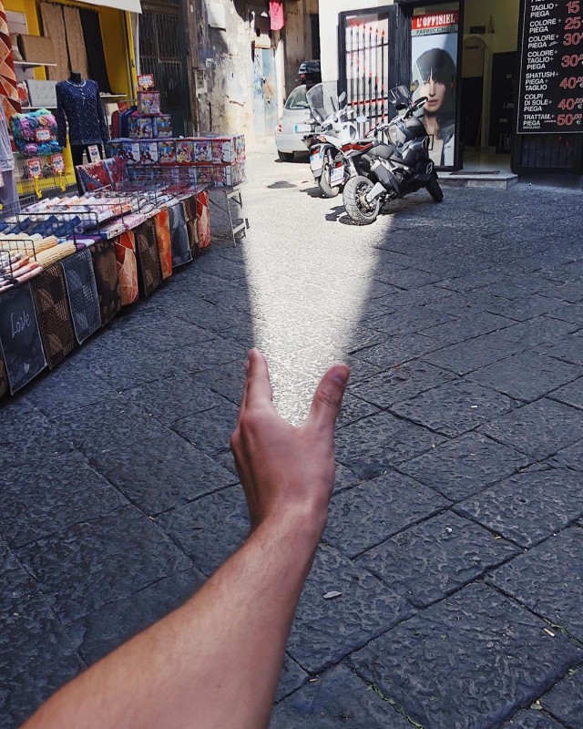 Человеческий фонарик. Неаполь, Италия. Автор Тиаго Силва