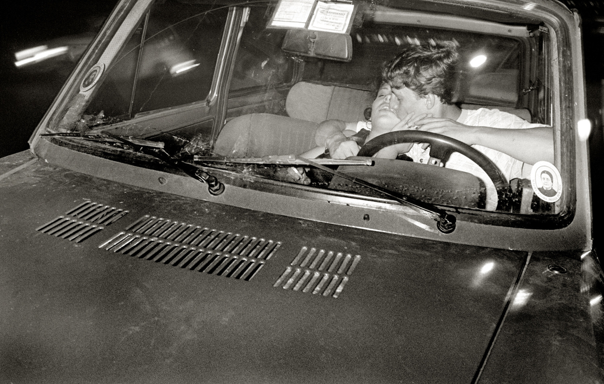 Couplein Car, Неаполь, 1986 год. Фотограф Альберт Уотсон