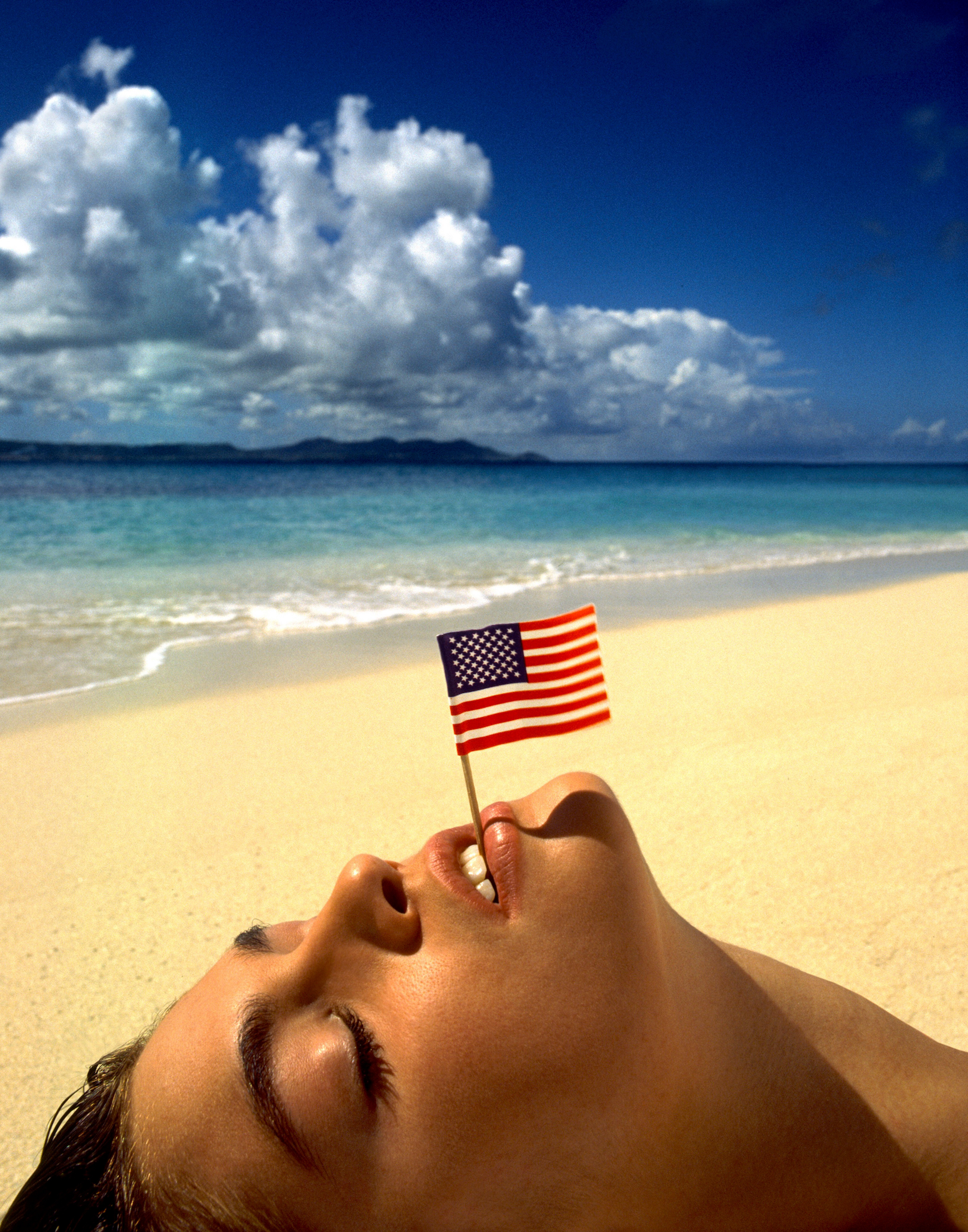 Синди Кроуфорд с флагом, Виргинские острова США, 1993 год. Фотограф Альберт Уотсон
