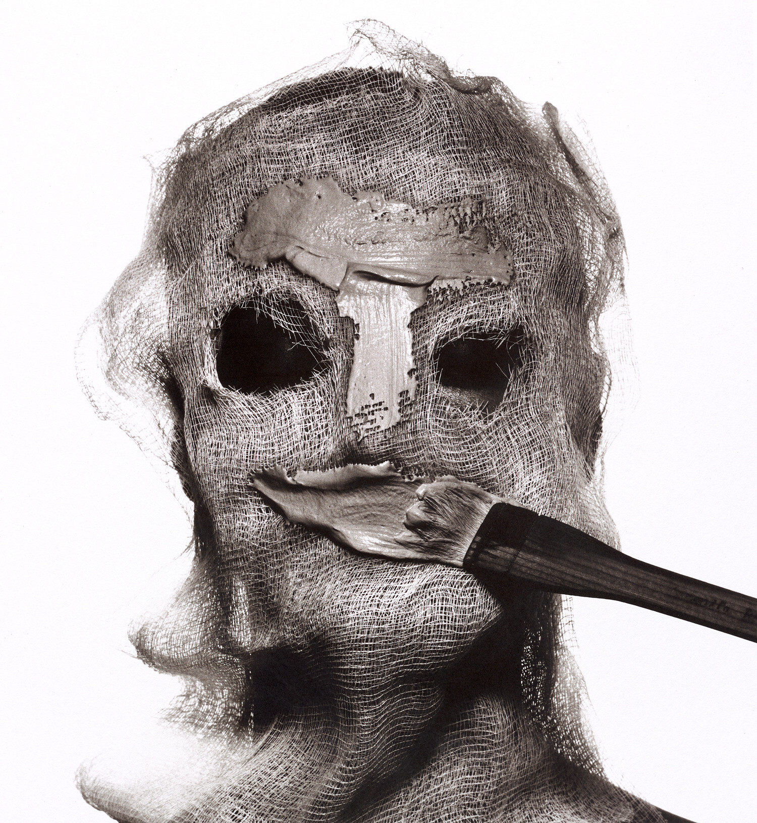 Косметические процедуры с марлевой маской, Нью-Йорк, 1997 г. Фотограф Ирвин Пенн