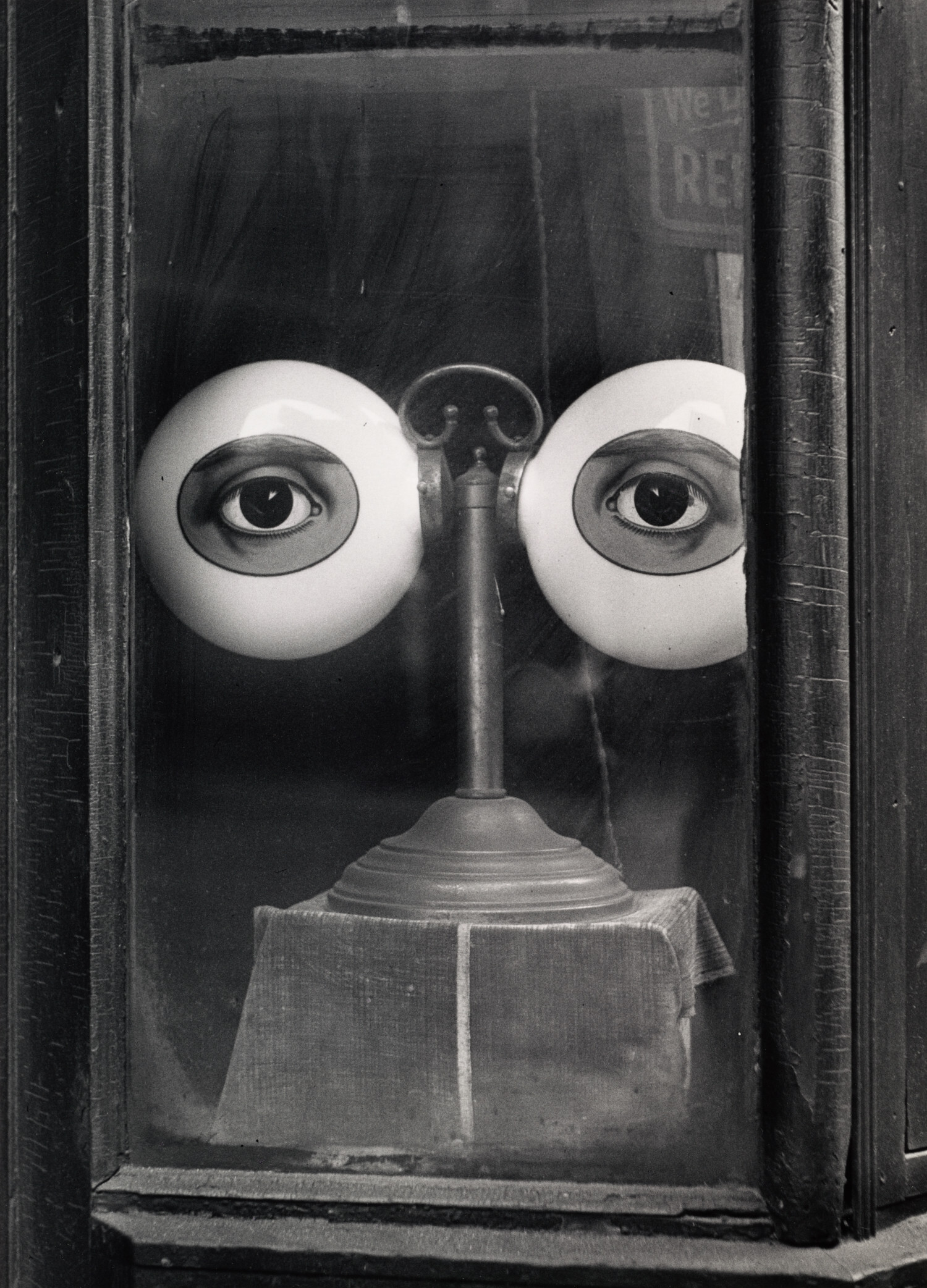 Витрина магазина оптики, Нью-Йорк, 1939 год. Фотограф Ирвин Пенн