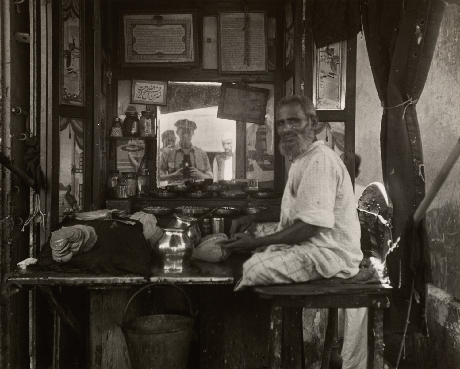Ирвинг Пенн размышления с продавцом еды, Индия, 1945 г. Фотограф Ирвин Пенн