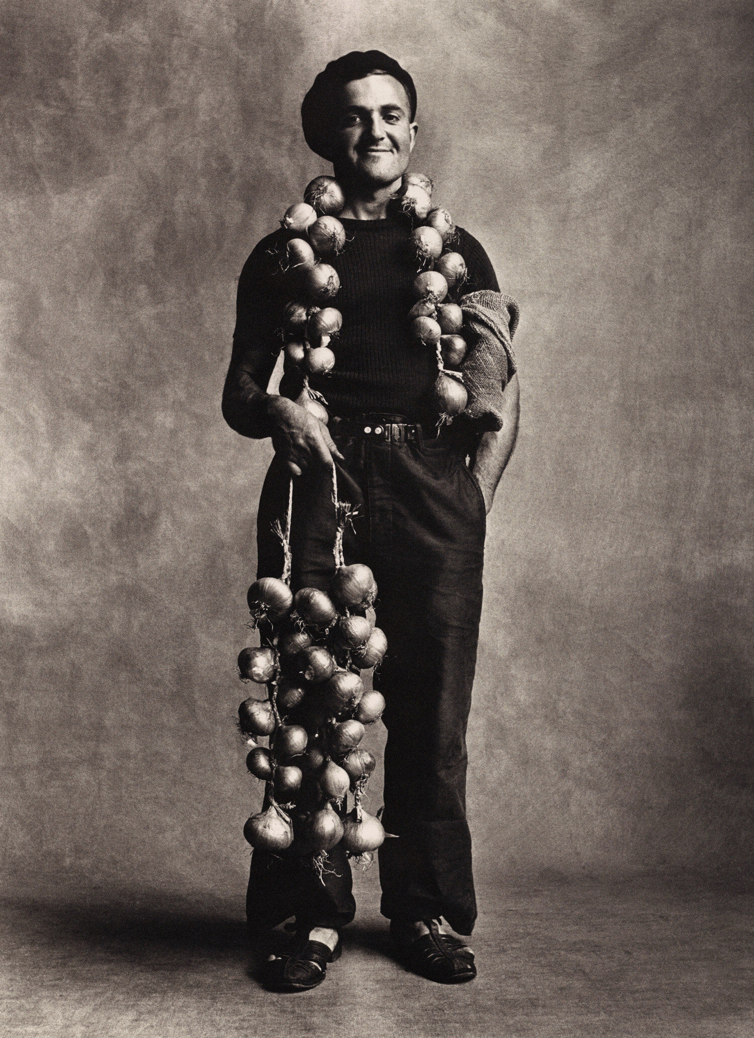 Бретонский продавец лука, Лондон, 1950 г. Фотограф Ирвин Пенн