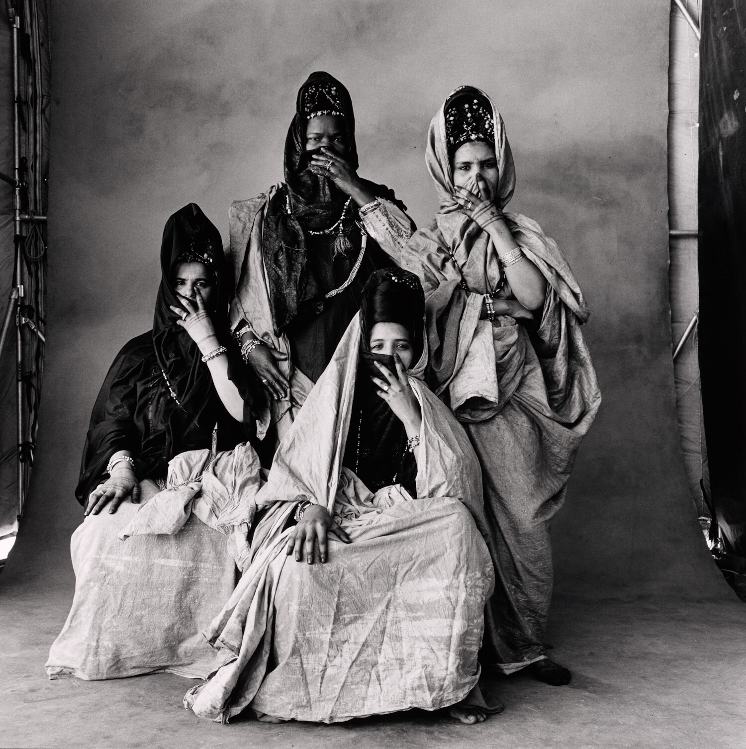 Four Guedras, Two Standing, Марокко, 1971 г. Фотограф Ирвин Пенн