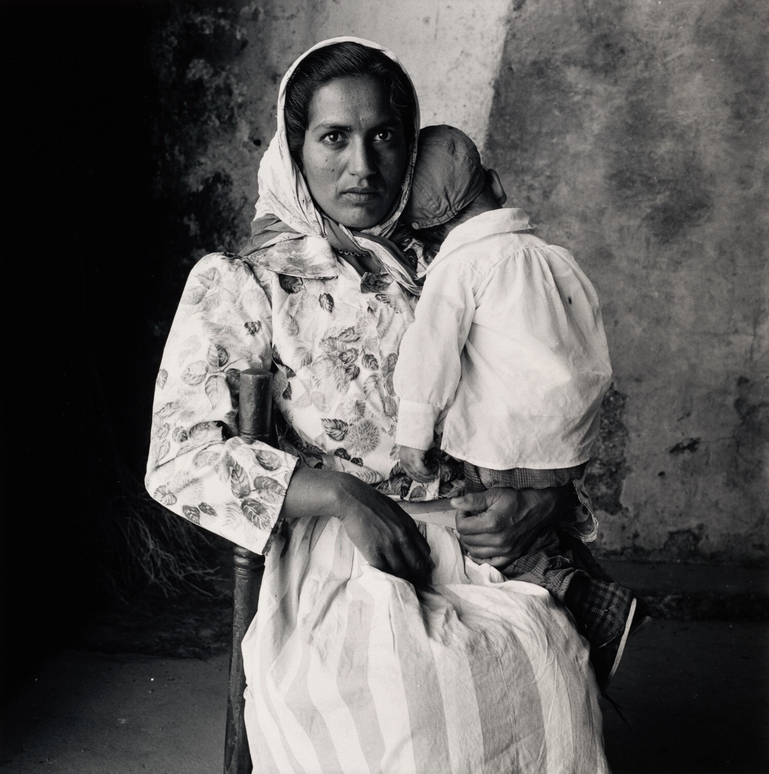 Мать-цыганка со спящим ребенком, Эстремадура, Испания, 1965 год. Фотограф Ирвин Пенн