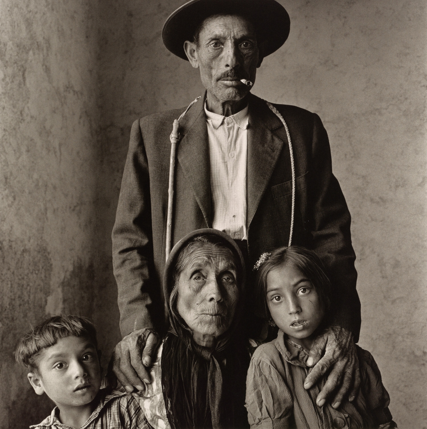 Цыганская семья, Эстремадура, Испания, 1965 год. Фотограф Ирвин Пенн