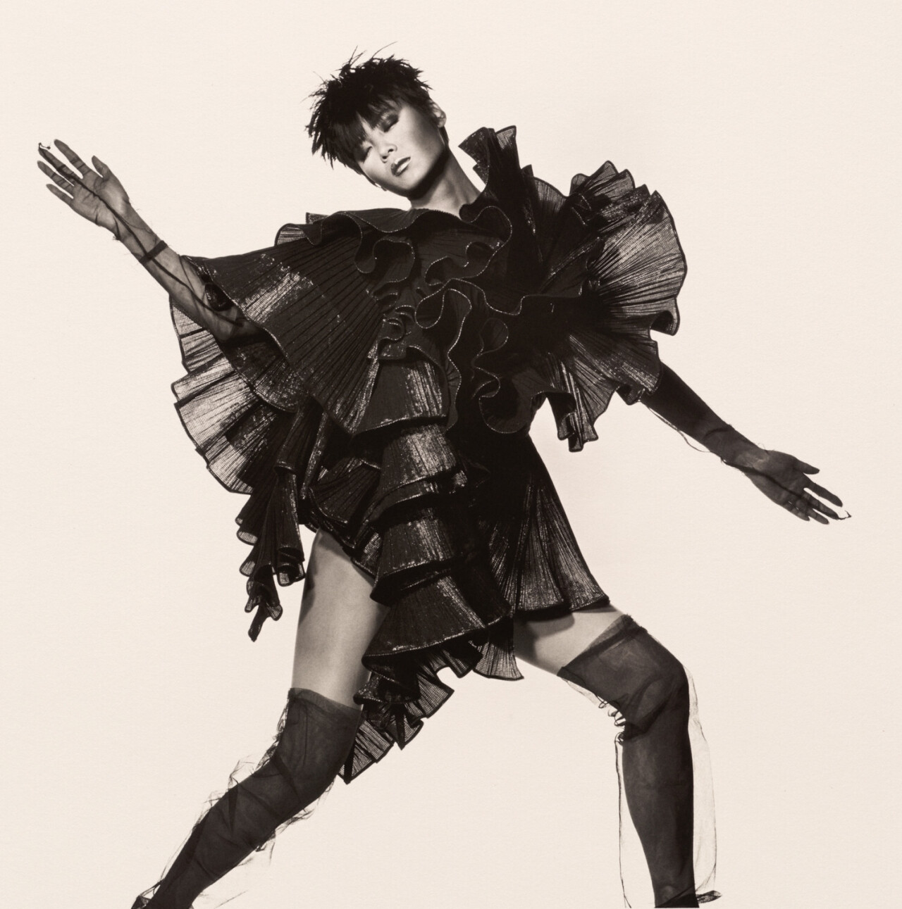 Платье Issey Miyake из морских водорослей, Нью-Йорк, 1987 год. Фотограф ...