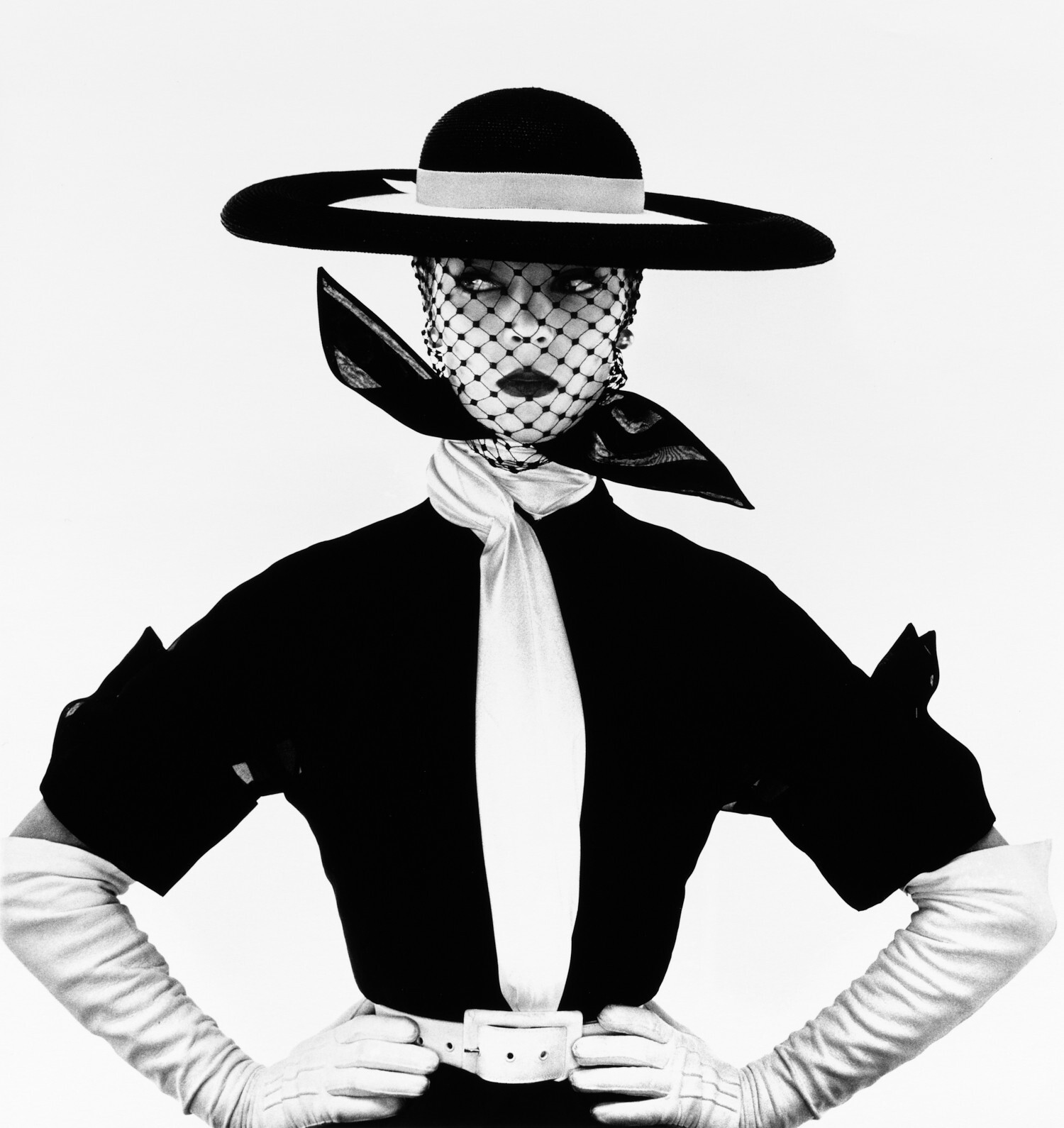 Черно-белая обложка Vogue (Джин Пэтчетт), Нью-Йорк, 1950 г. Фотограф Ирвин Пенн