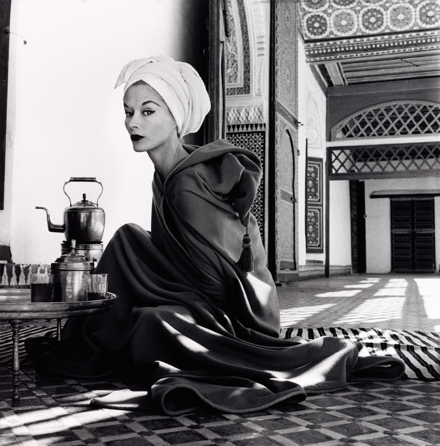 Женщина в марокканском дворце (Лиза Фонсагривс-Пенн), 1951 год. Фотограф Ирвин Пенн