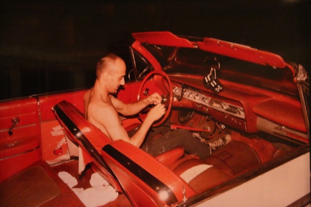 Брюс в своей красной машине, Нью-Йорк, 1981. Автор Нан Голдин
