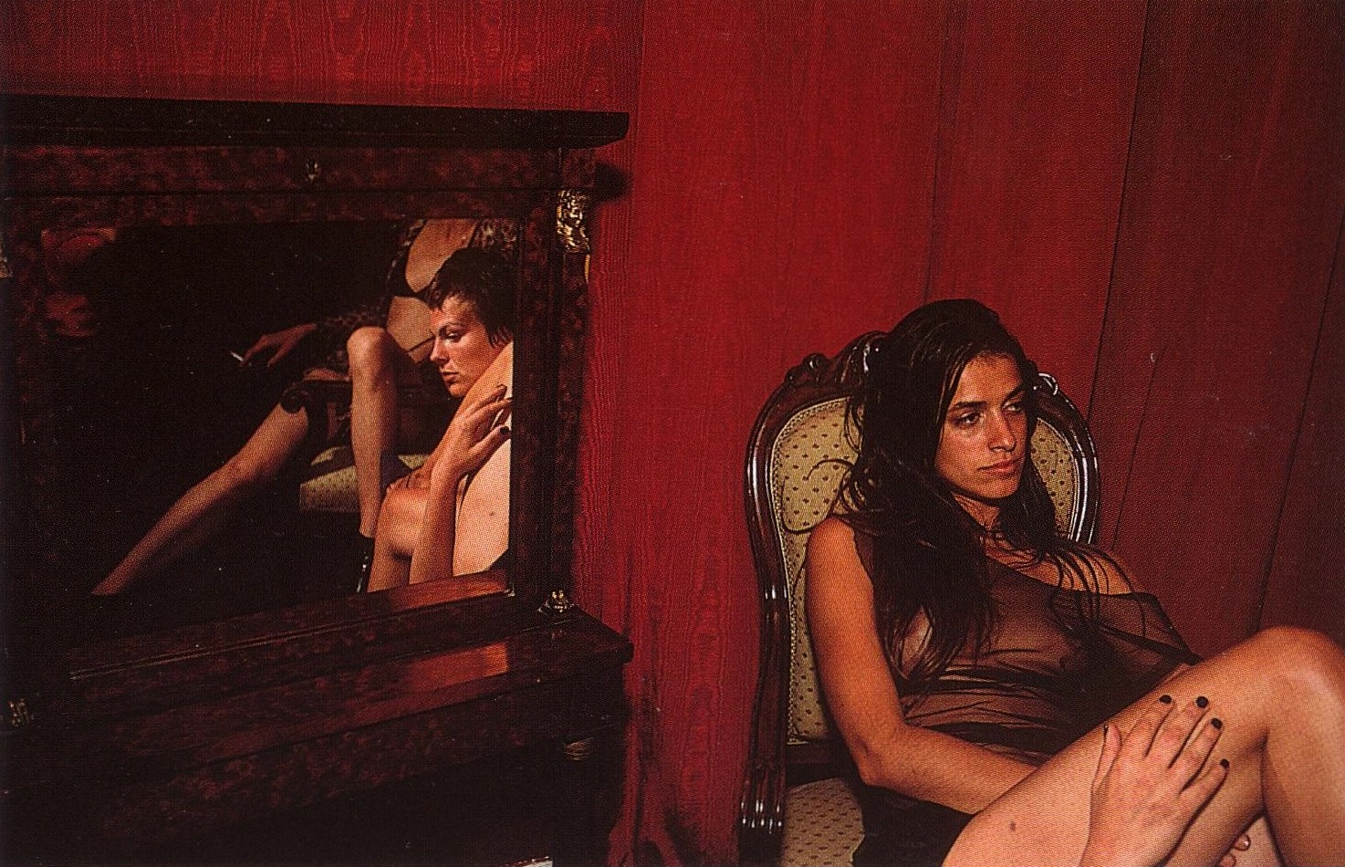 Валери с Рейн в зеркале и Джоана, 1999. Автор Нан Голдин