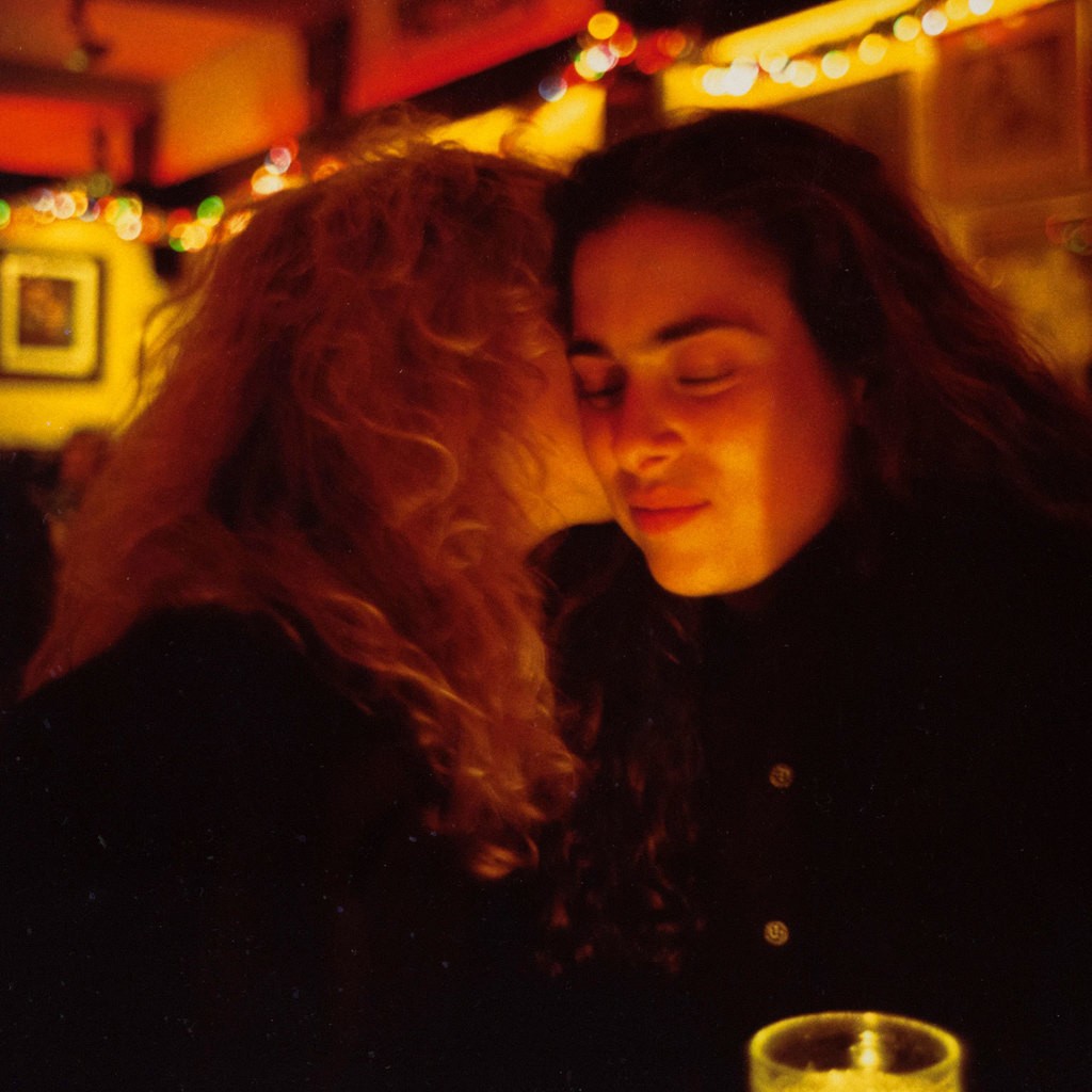 Линетт и Донна в ресторане, Нью-Йорк, 1991. Автор Нан Голдин