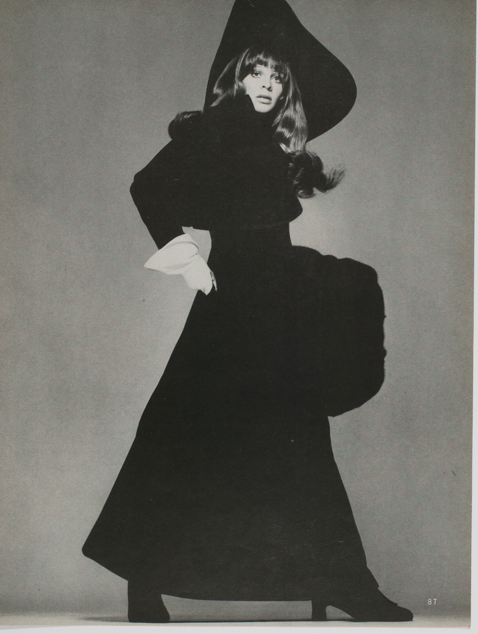 Британская актриса Джули Кристи позирует для Vogue в черном бархатном пальто и муфте, 1967 г. Фотограф Ричард Аведон