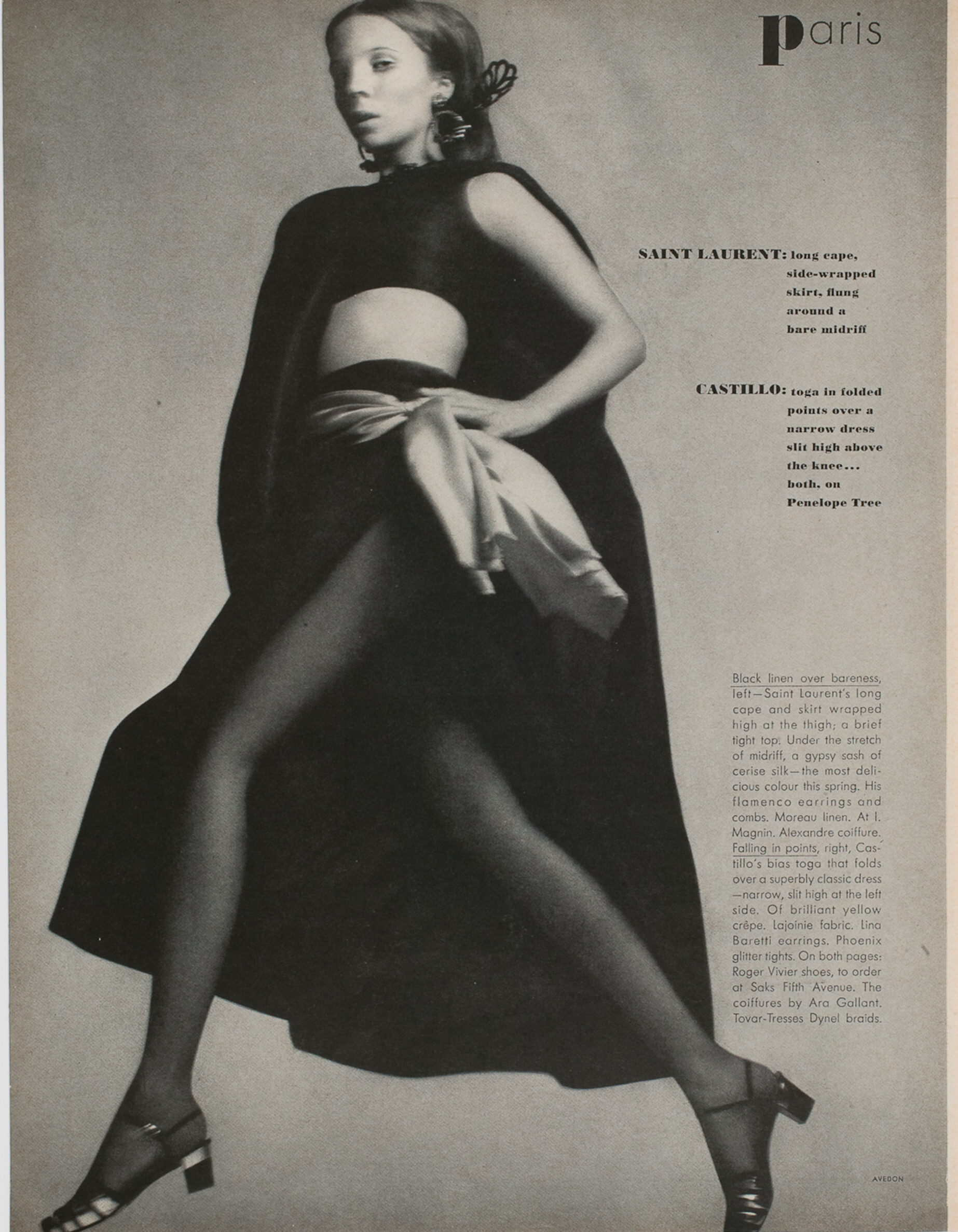Британская модель Пенелопа Три носит юбку и накидку от Yves St. Laurent, 1968 г. Фотограф Ричард Аведон