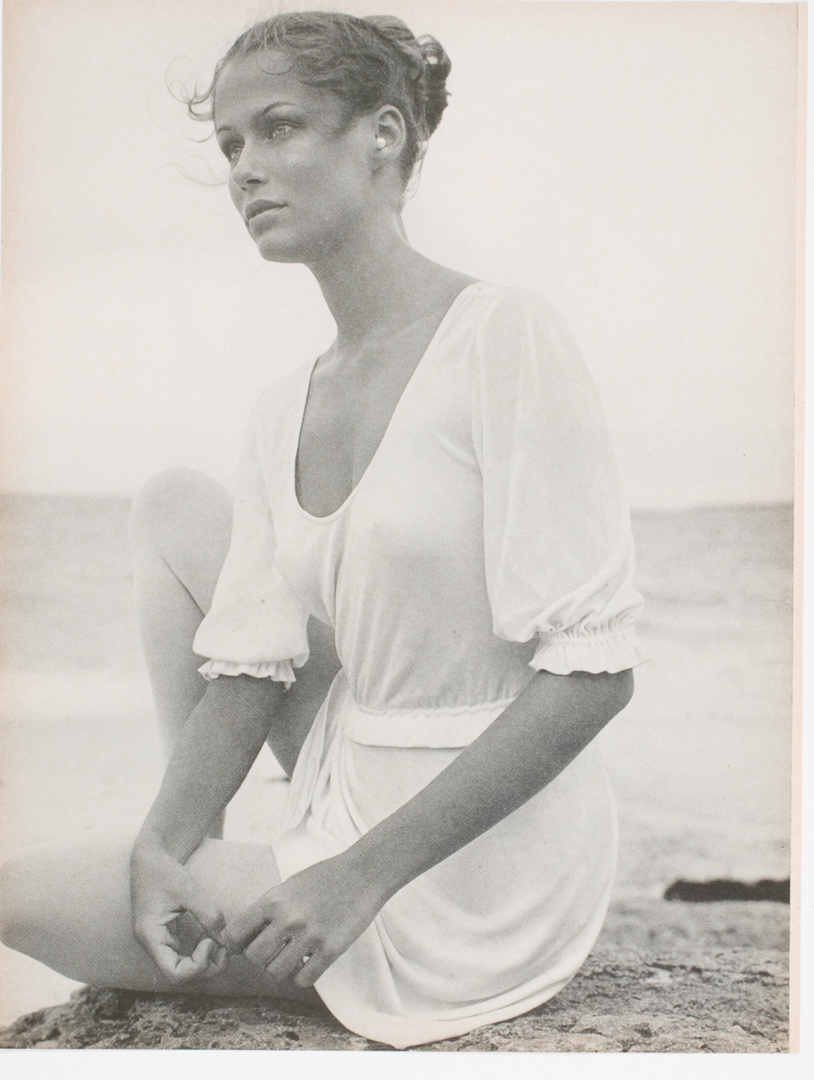 Модель в пляжном платье сидит у берега, 1968 г. Фотограф Ричард Аведон