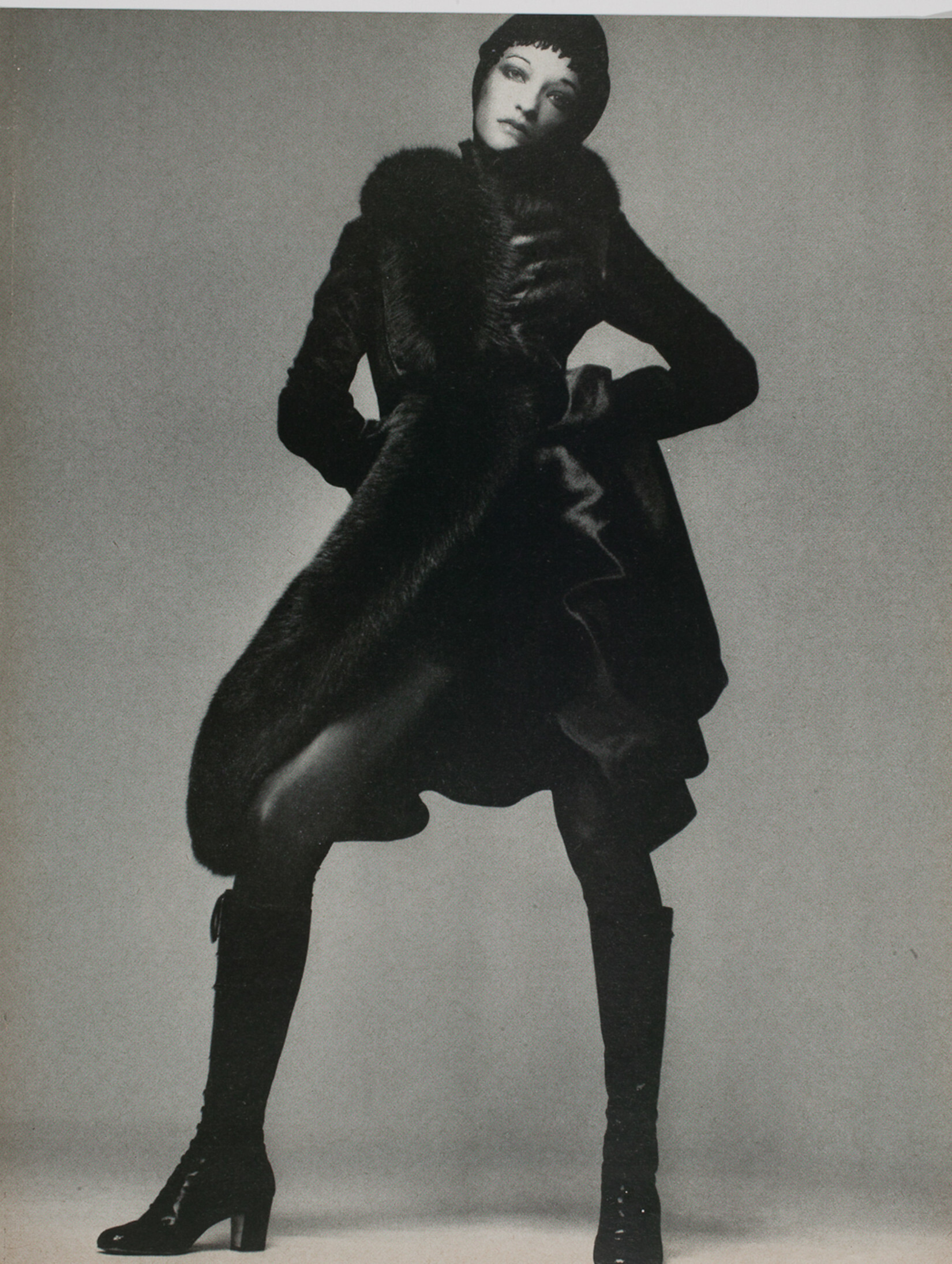 Модель в черной шубе и высоких сапогах, 1969 г. Фотограф Ричард Аведон