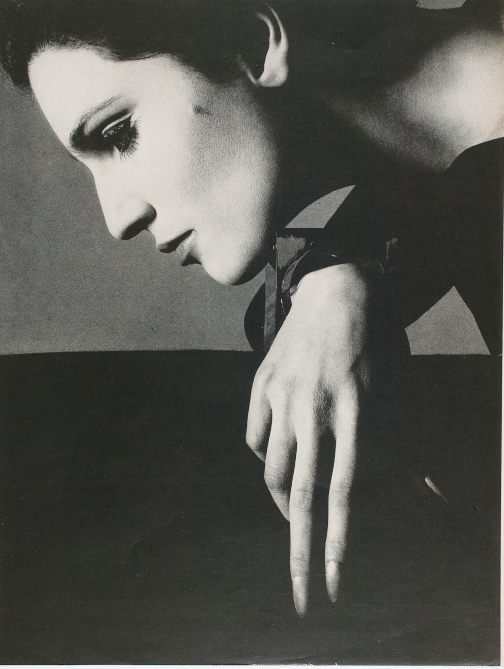 Профиль модели с тяжелым макияжем и накладными ногтями, 1968 г. Фотограф Ричард Аведон