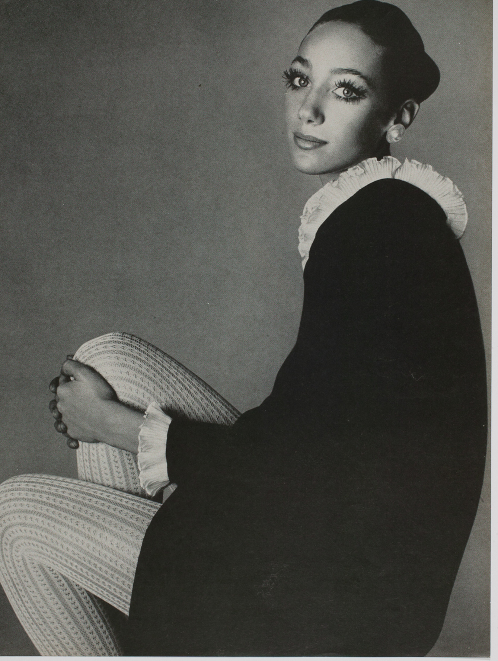 Сидящая фотомодель в черном платье и белых чулках, 1968 г. Фотограф Ричард Аведон