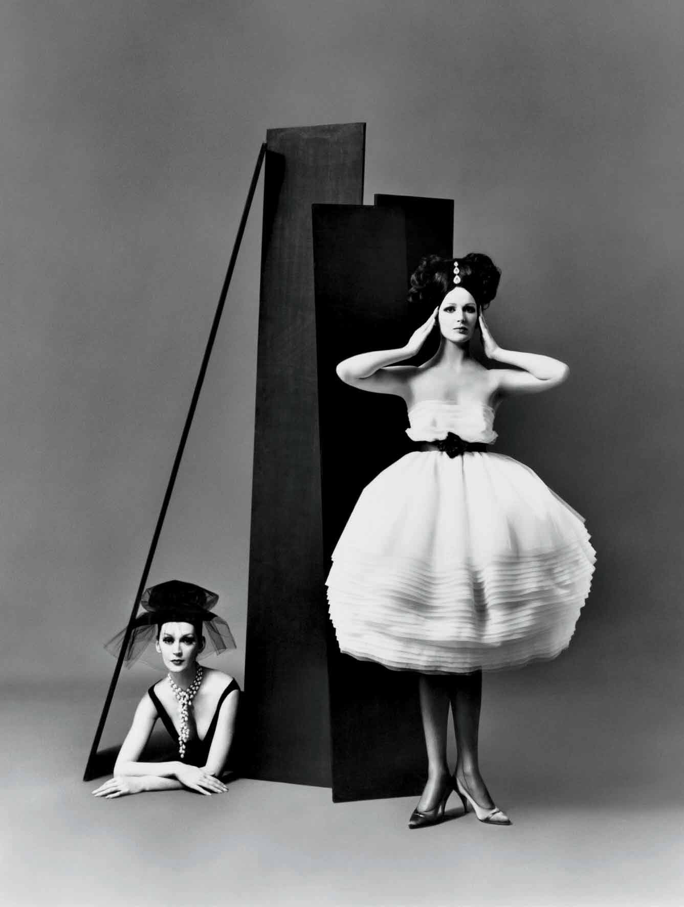 Довима и Бетси Пикеринг, платья Lanvin-Castillo, парижское ателье, август 1958 г.  Фотограф Ричард Аведон