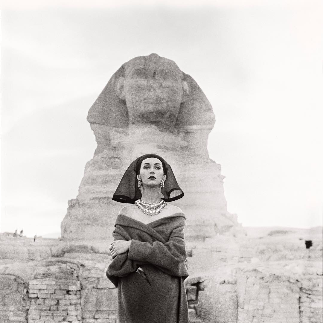 Довима, головной убор Лилли Даче, украшения Мириам Хаскелл, Гиза, Египет, 1951. Фотограф Ричард Аведон