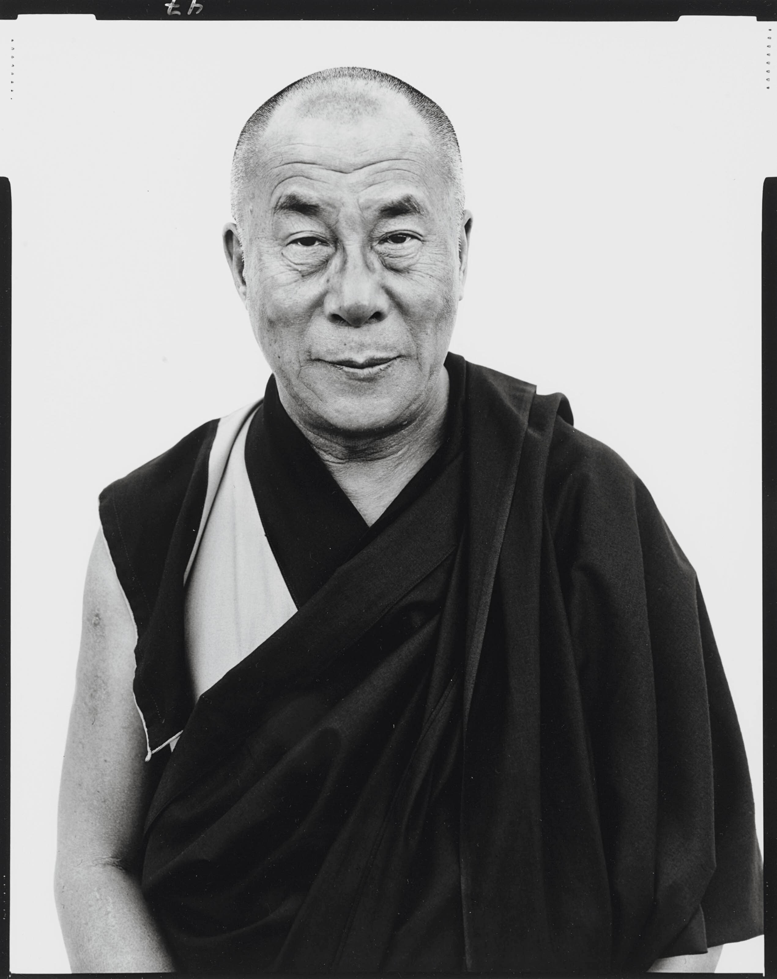 Его Святейшество Далай-лама, Каматака, Индия, январь 1998 г.  Фотограф Ричард Аведон