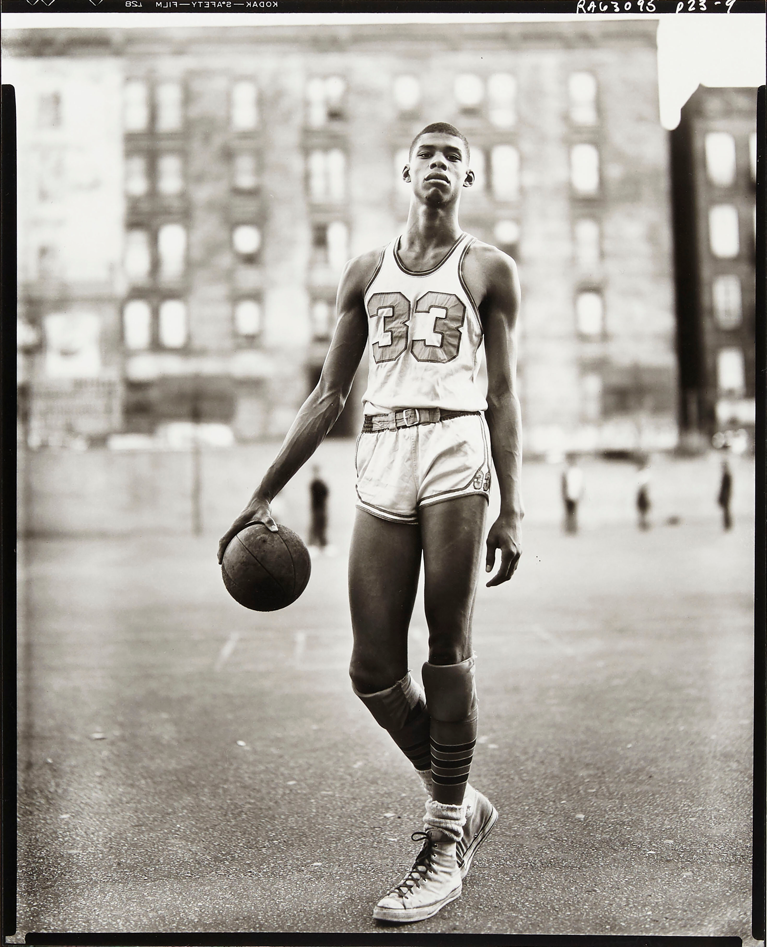 Лью Алсиндор, баскетболист, 61-я улица и Амстердам-авеню, Нью-Йорк, 2 мая 1963 года.  Фотограф Ричард Аведон