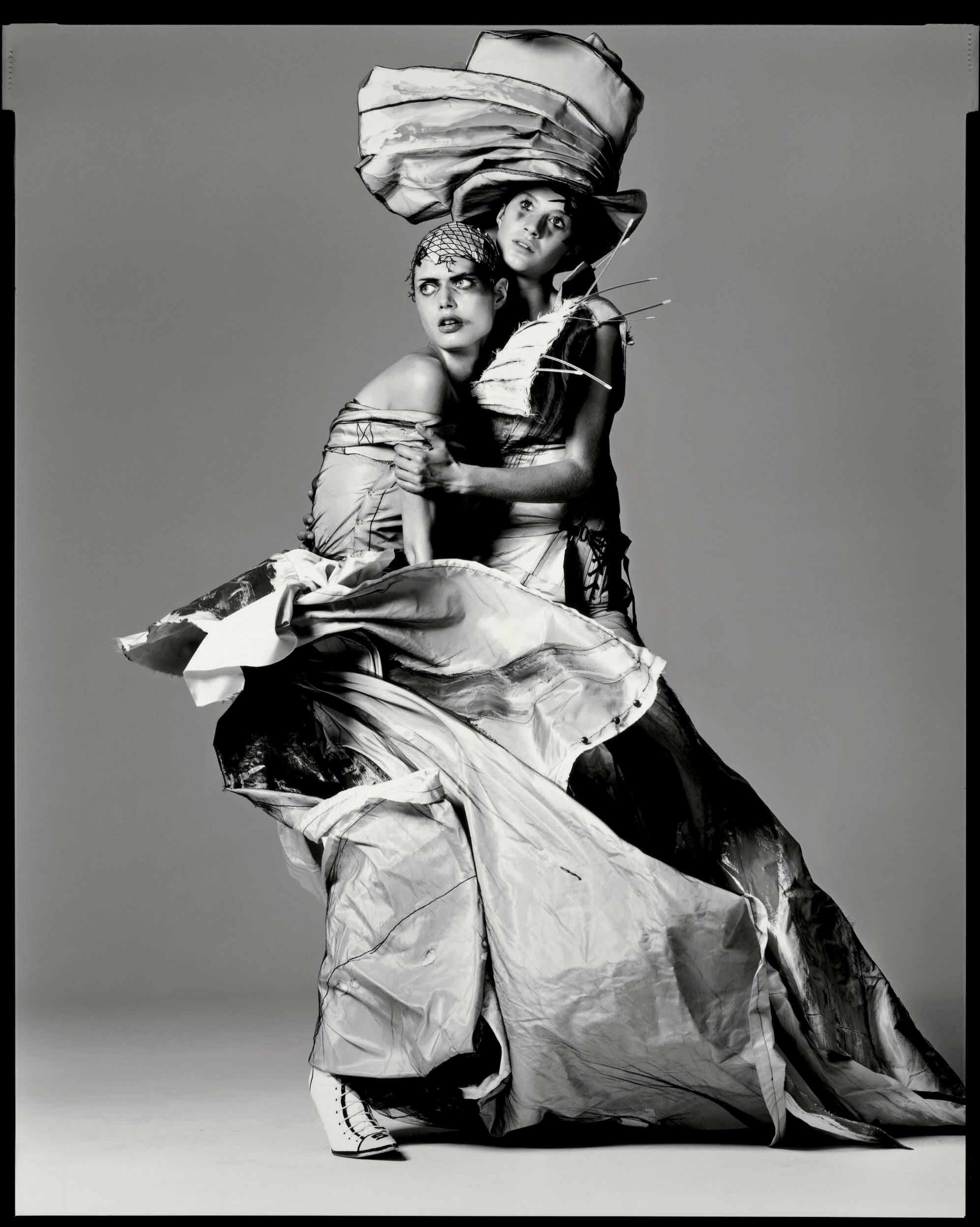 Малгоша Бела и Жизель Бюндхен, платья Dior Couture, Нью-Йорк, 13 марта 2000 г.  Фотограф Ричард Аведон