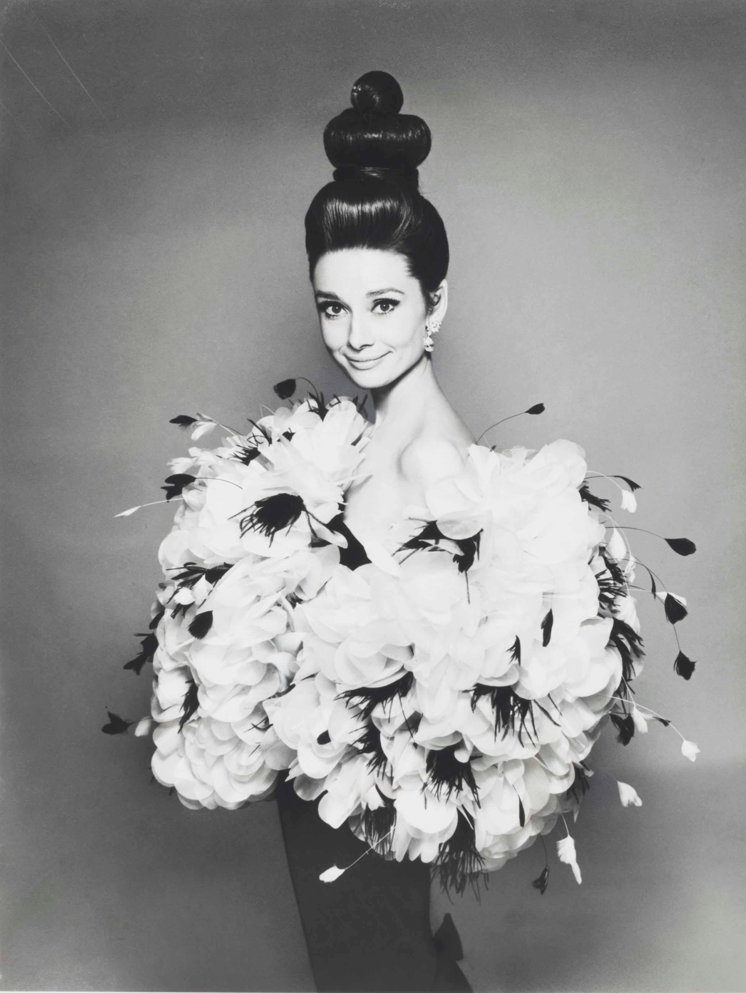 Одри Хепберн в Yves Saint Laurent, версия 1960.  Фотограф Ричард Аведон