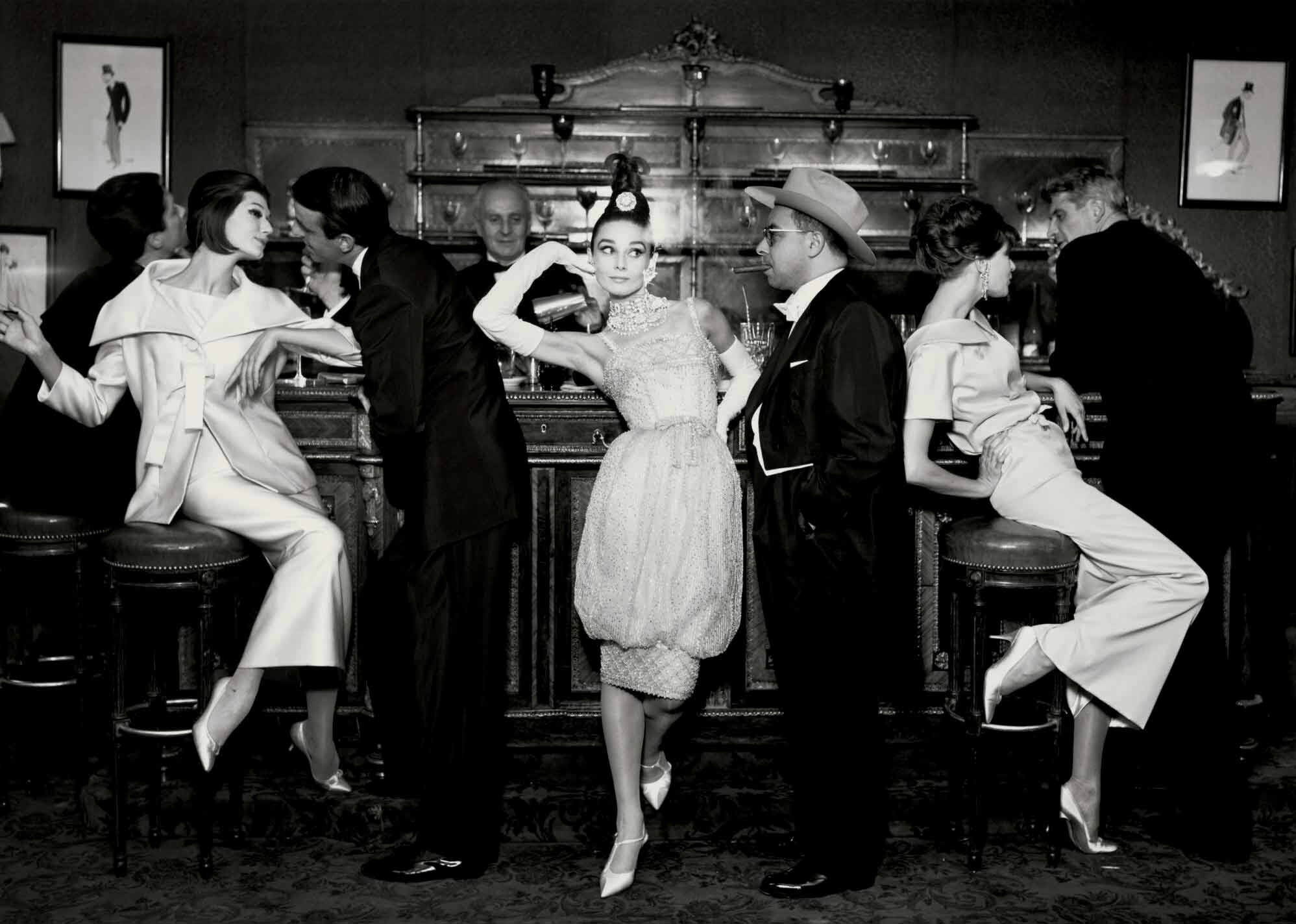 Одри Хепберн и Арт Бухвальд с Симоной, Барбарой Маллен, Фредериком Эберштадтом, Париж, август 1959 года.  Фотограф Ричард Аведон