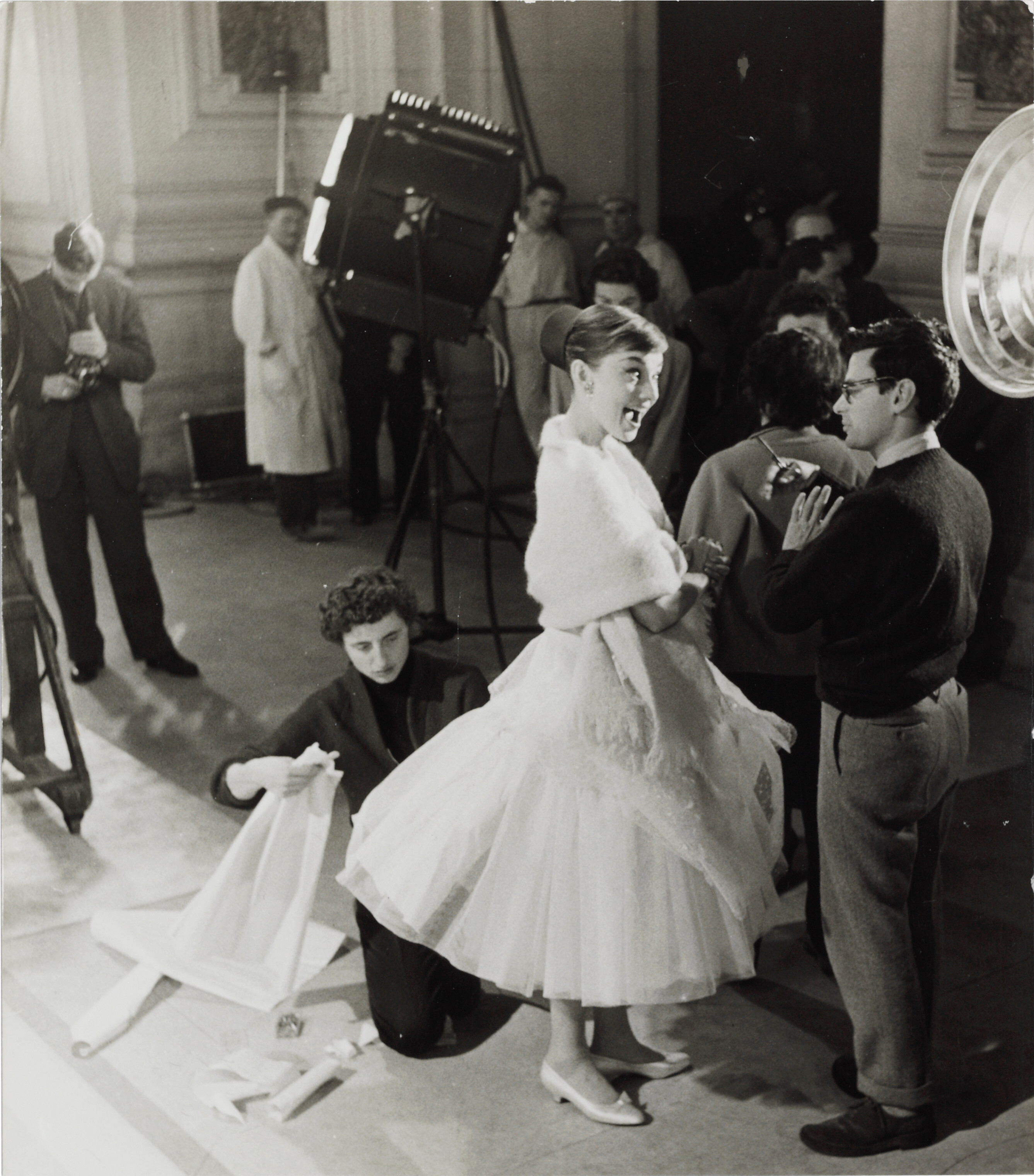 Одри Хепберн и Ричард Аведон во время съемок постановки Paramount 1957 года Забавная мордашка, Париж, 1956 год.  Фотограф Ричард Аведон