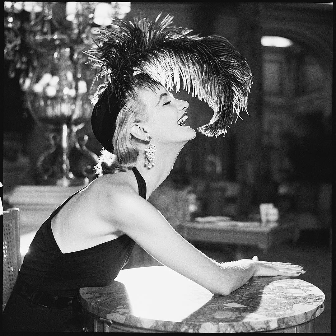 Санни Харнетт, платье от Трейны-Норелл, шляпа от Уолтера Флорелла, 30 июля 1951 года.  Фотограф Ричард Аведон