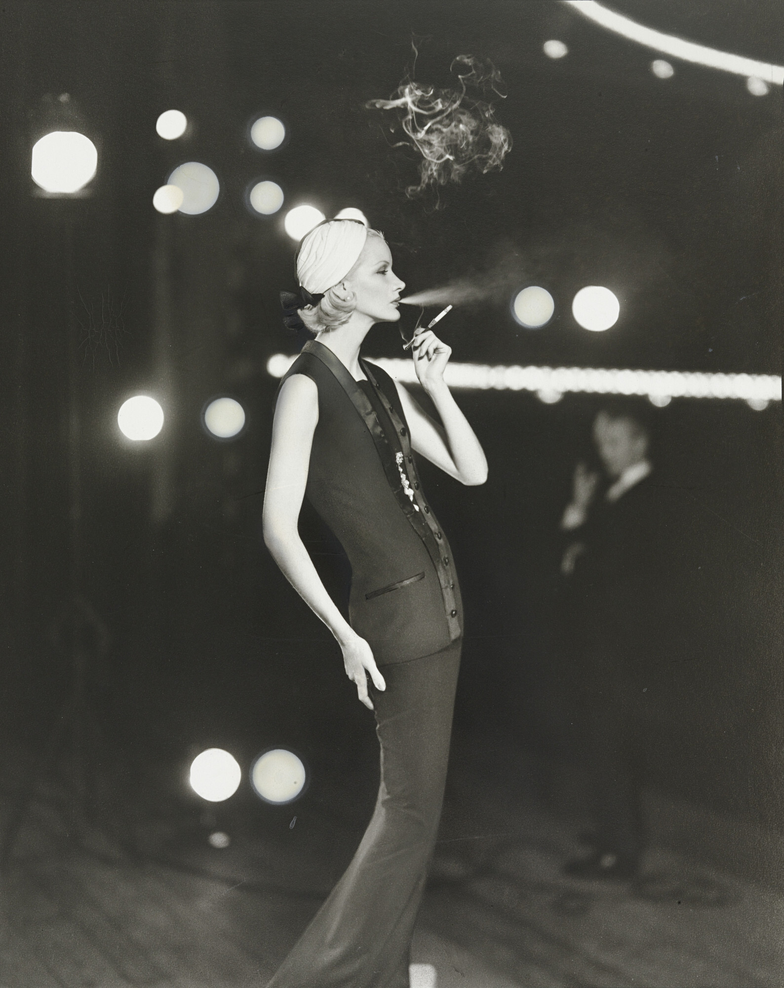 Санни Харнетт, тюрбан и вечернее платье от Dior, Театр Мариньи, Париж. Июнь 1954 г..  Фотограф Ричард Аведон