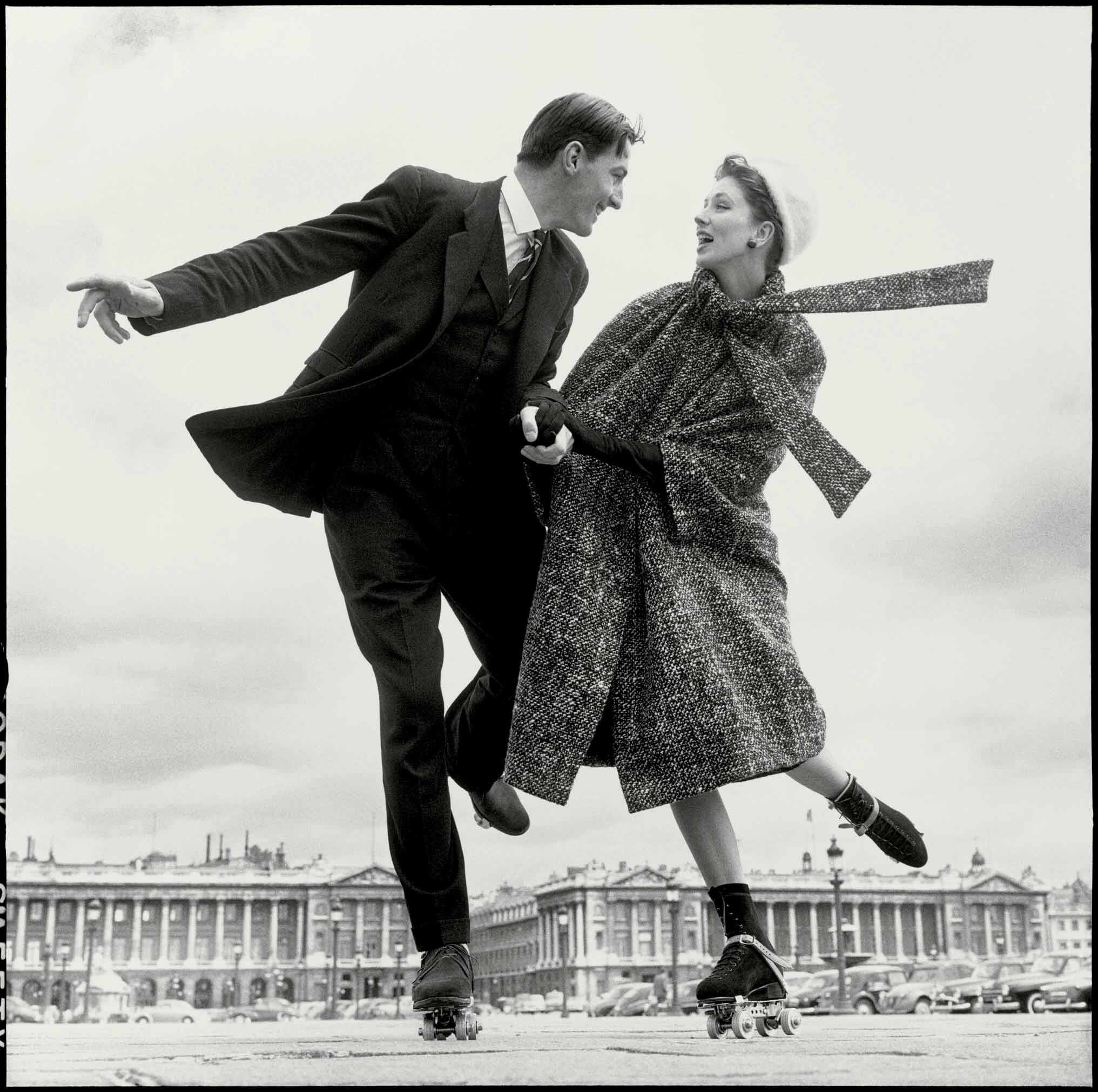 Сьюзи Паркер и Робин Таттерсолл, платье от Dior, площадь Согласия, Париж, август 1956 года.  Фотограф Ричард Аведон