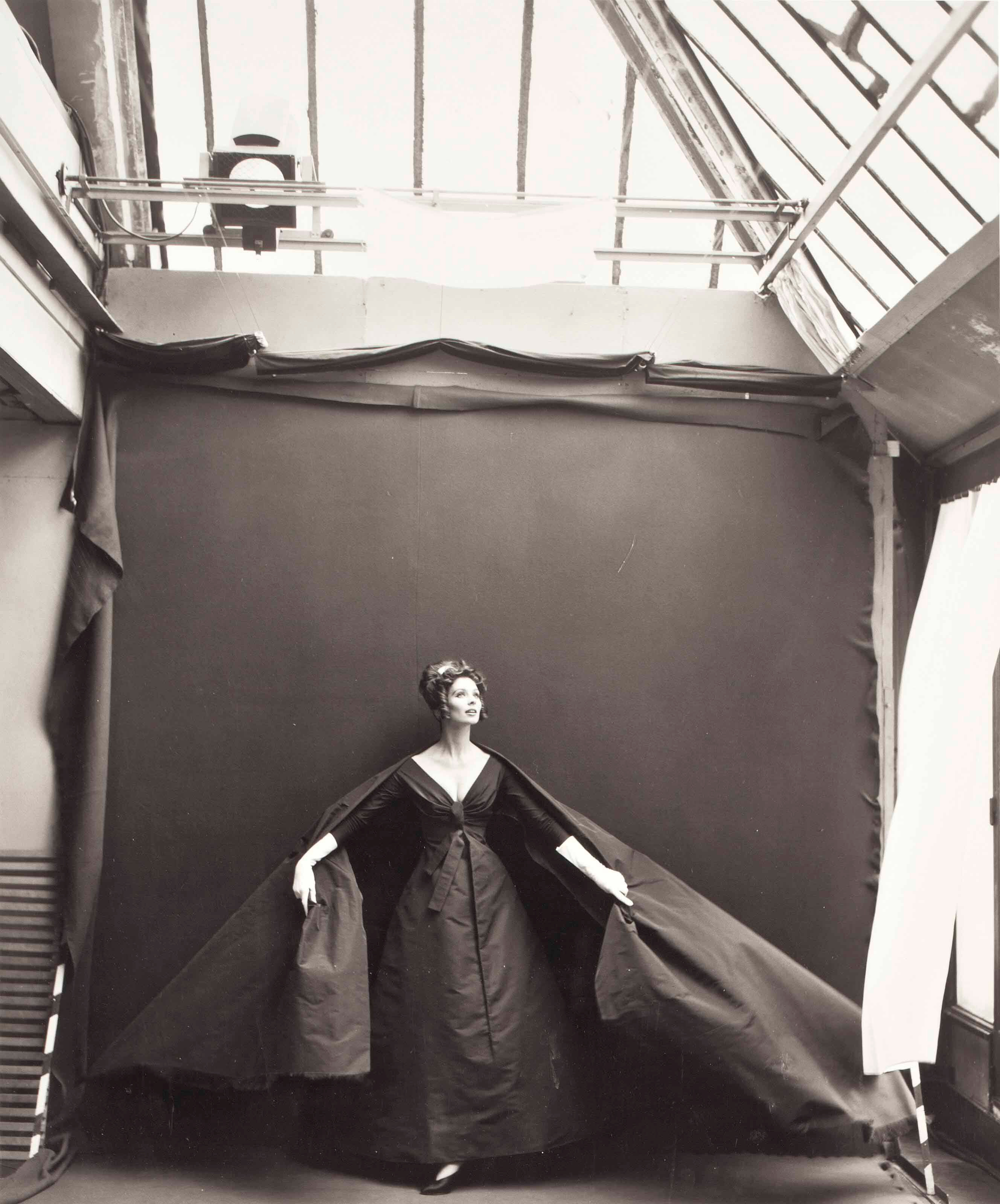 Сьюзи Паркер, вечернее платье Dior, парижская студия, август 1956 г.  Фотограф Ричард Аведон