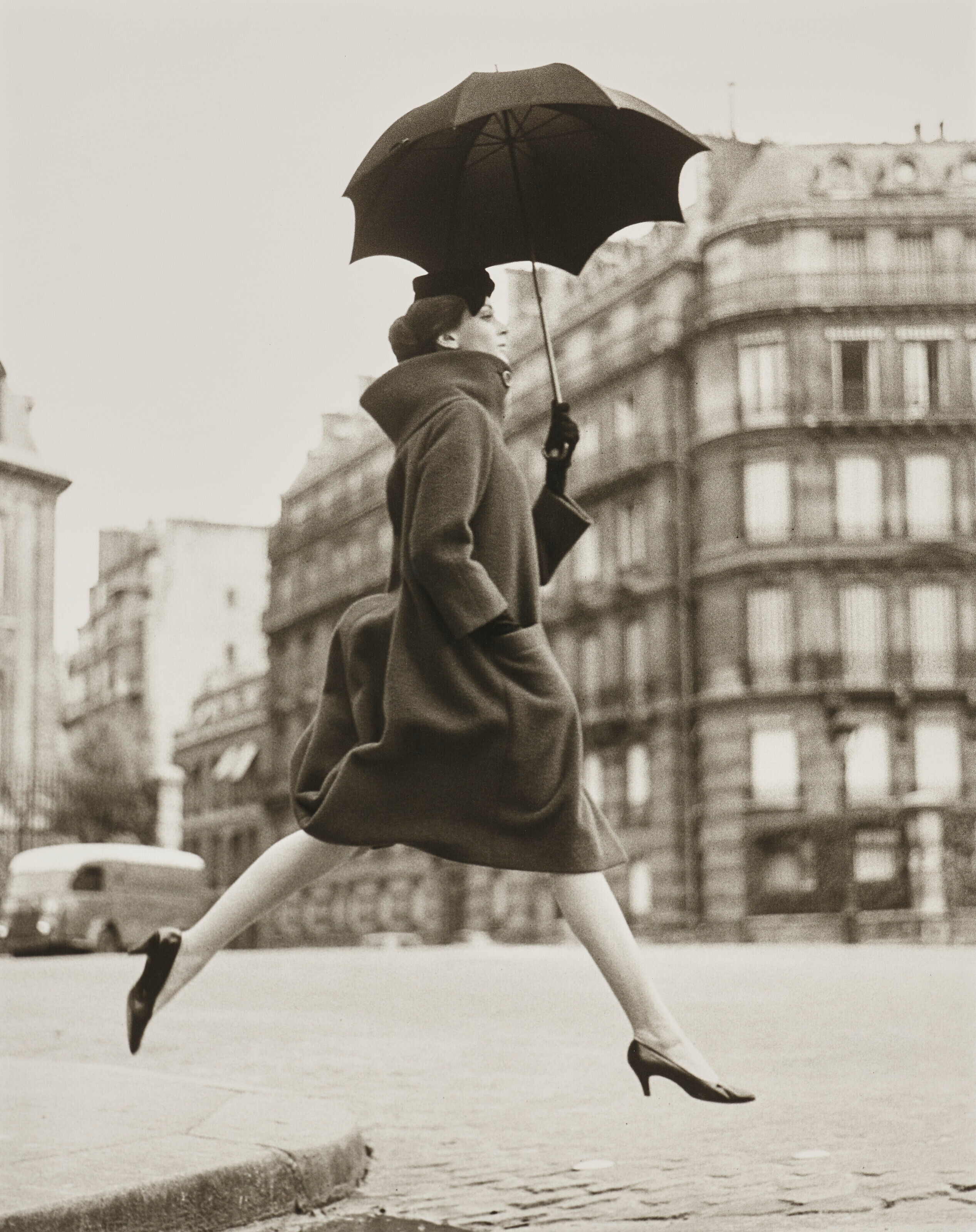 Кармен, Посвящение Мункаши, Пальто Кардена, Площадь Франсуа Премьер, Париж, 1957 г.  Фотограф Ричард Аведон