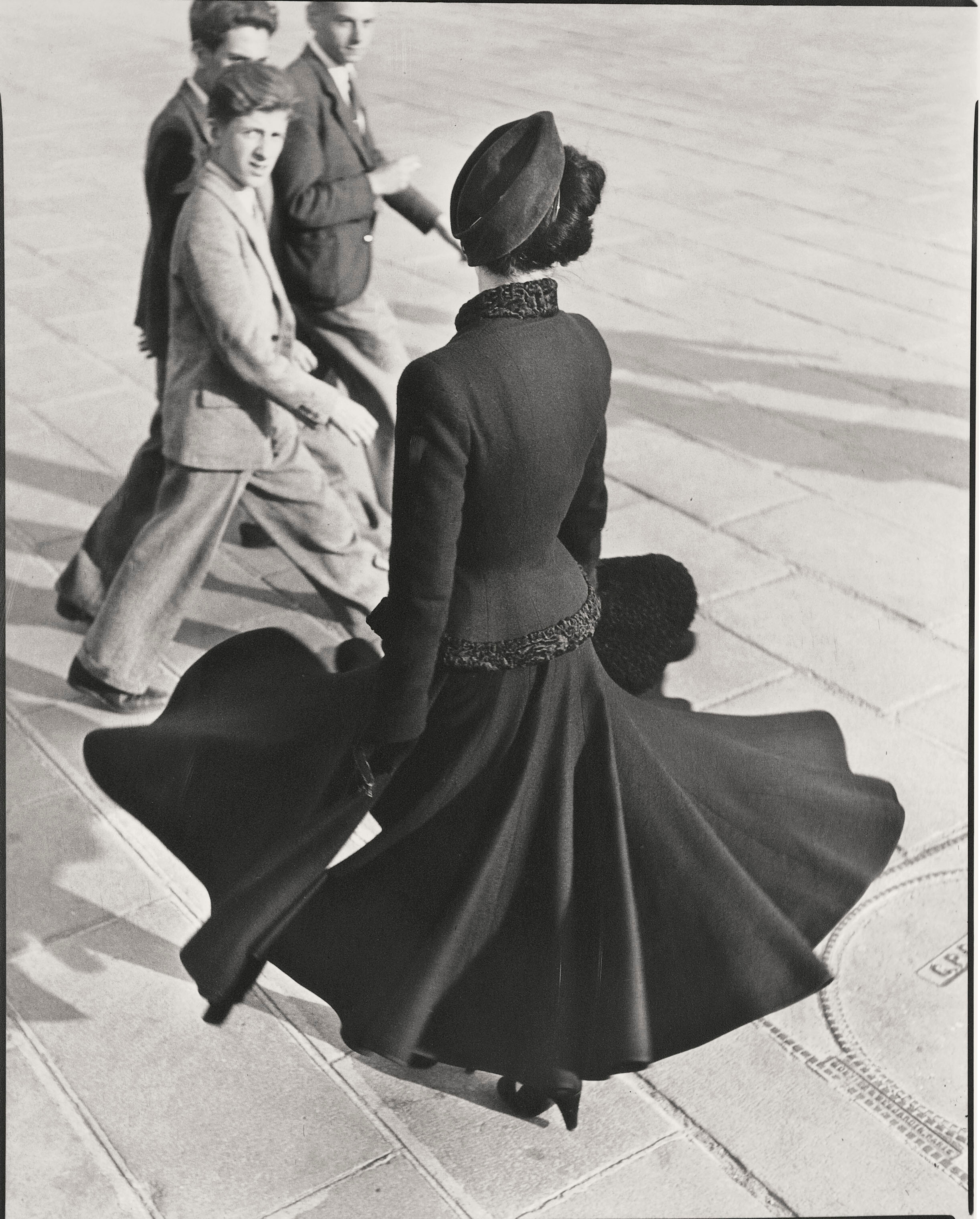 Рене, Новый взгляд Диора, площадь Согласия, Париж, август 1947 г.  Фотограф Ричард Аведон
