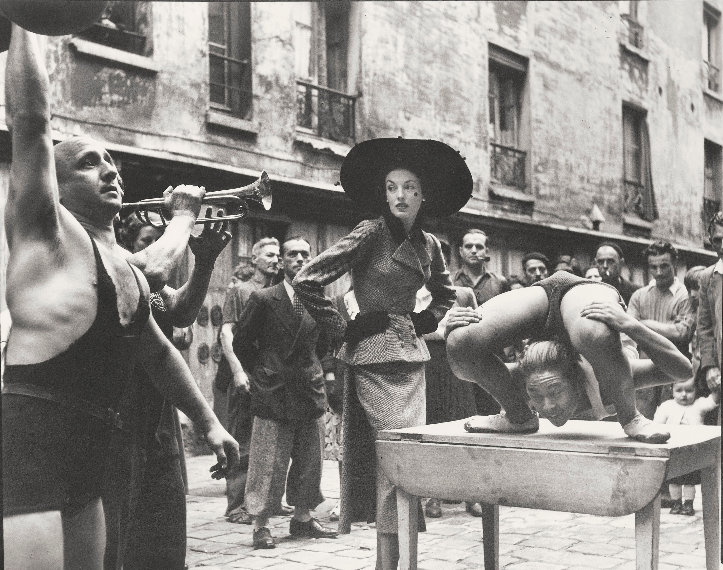 Элиз Дэниелс с уличными артистами, Марэ, Париж, август 1948 года.  Фотограф Ричард Аведон