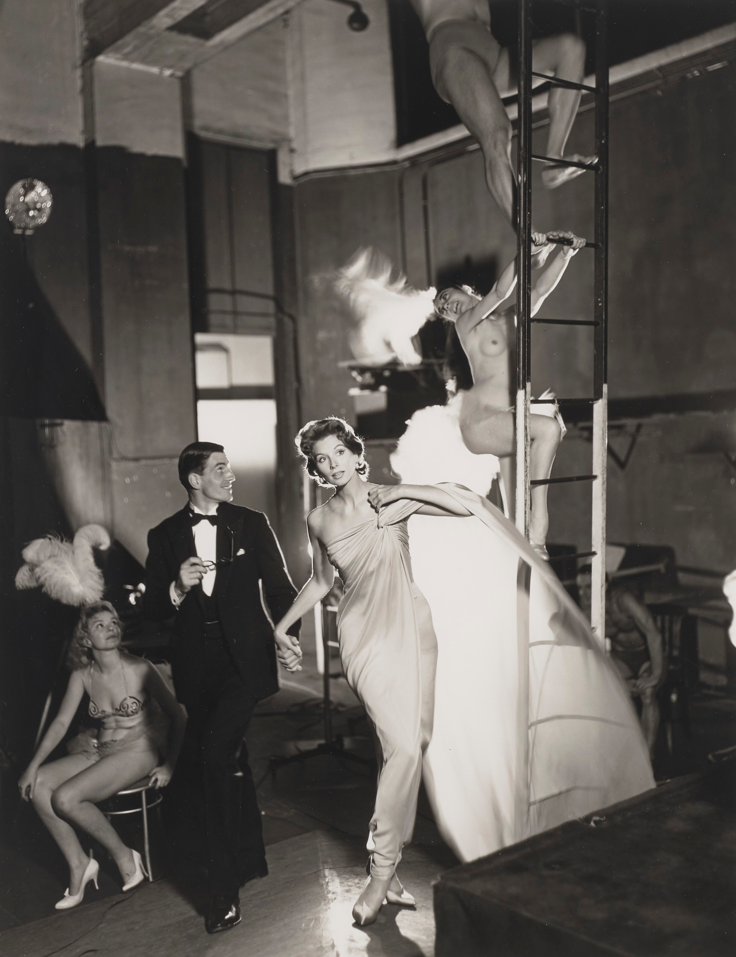 Сьюзи Паркер и Робин Таттерсолл, вечернее платье Гриффа, Фоли-Бержер, Париж, август 1957 г.  Фотограф Ричард Аведон
